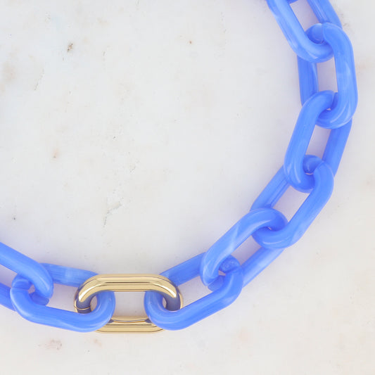 Collier avec mousqueton et résine ovale bleue 46+5 cm