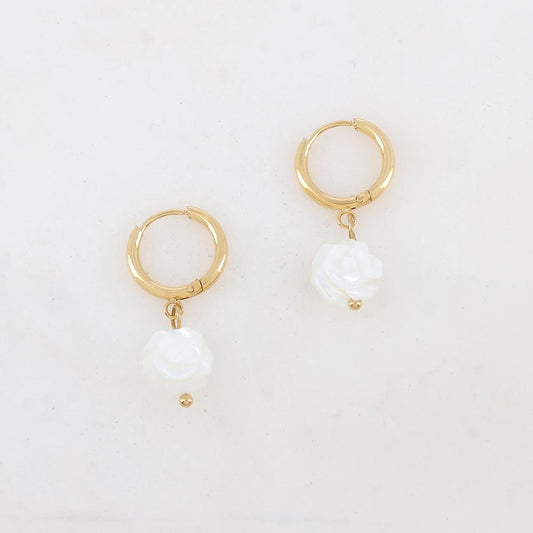 Créoles avec fleur en nacre blanche