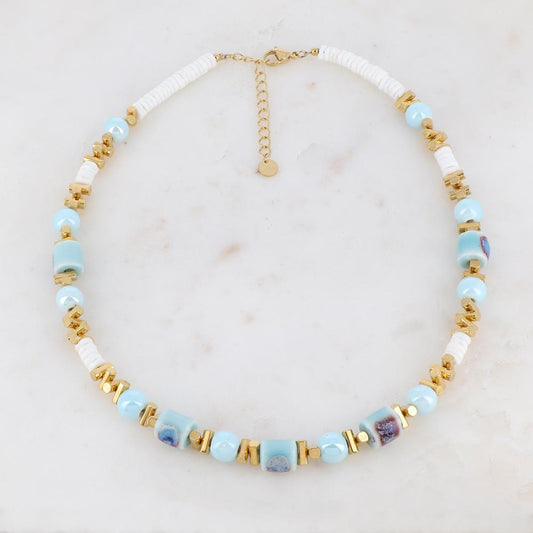 Collier doré avec des perles en céramique bleue claire émaillée et des coquillages blancs 40+5 cm