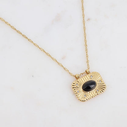 Collier sur chaîne composé d'une pièce rectangulaire avec une pierre naturelle onyx et ornée de strass 40+5 cm