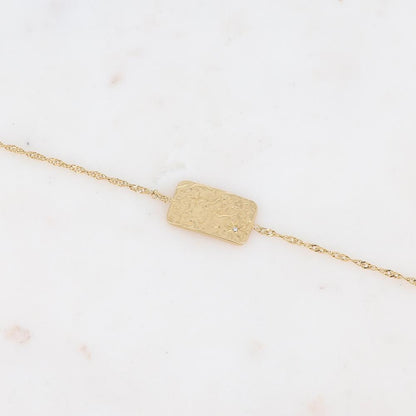 Bracelet avec pièce géométrique martelée, étoiles gravées et strass