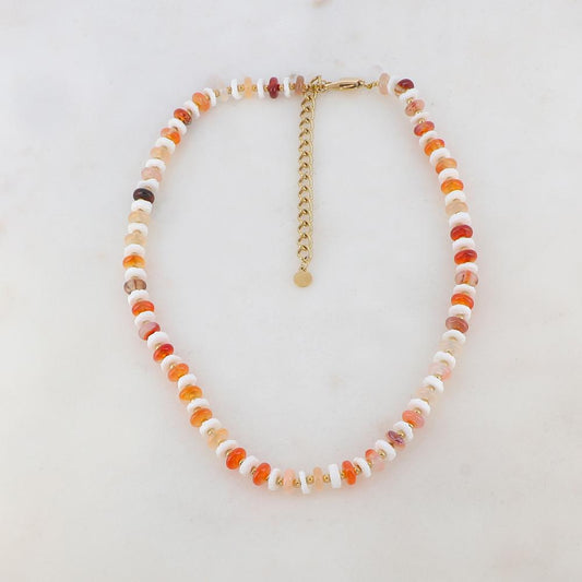 Collier doré embelli de pierres naturelles et coquillages oranges 36+7 cm