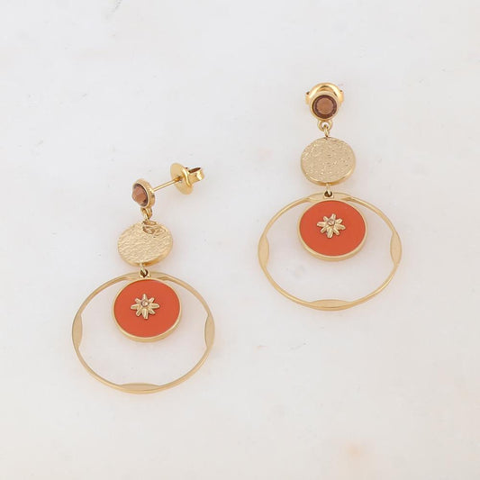 B.O à puce avec pièce ronde martelée, anneau, pièce ronde émaillée, étoile et strass 2,4 x 4,3 cm.