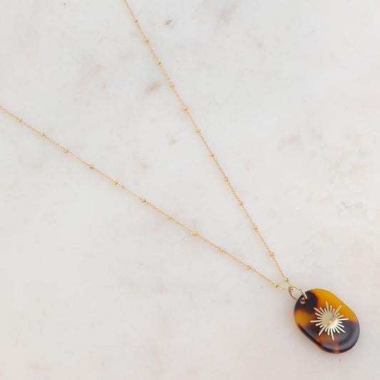 Collier doré composé d'un pendentif en acétate marron léopard orné d'un soleil 65+5 cm