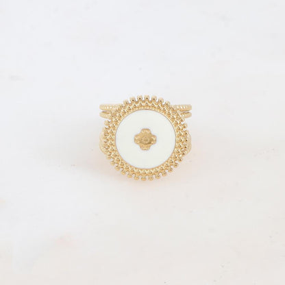 Bague avec pièce ronde émaillée, fleur gravée - Blanc
