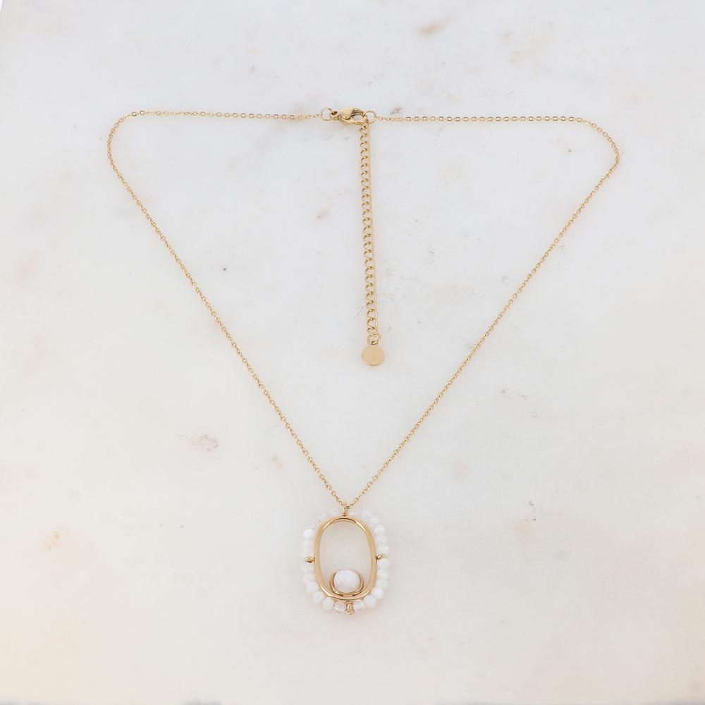 Collier doré avec une pièce ajourée et sertie de perles en pierre agate blanche 38+7 cm