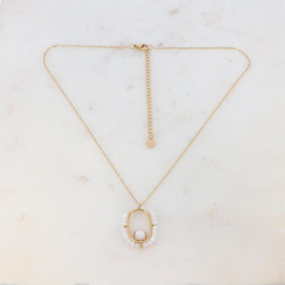 Collier doré avec une pièce ajourée et sertie de perles en pierre agate blanche 38+7 cm