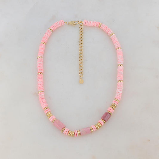 Collier doré avec des perles en pierre et des coquillages roses 36+7 cm