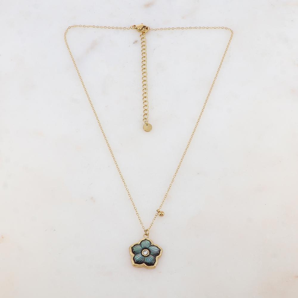 Collier avec une fleur ornée d'une nacre grise et un strass blanc 39+7 cm.