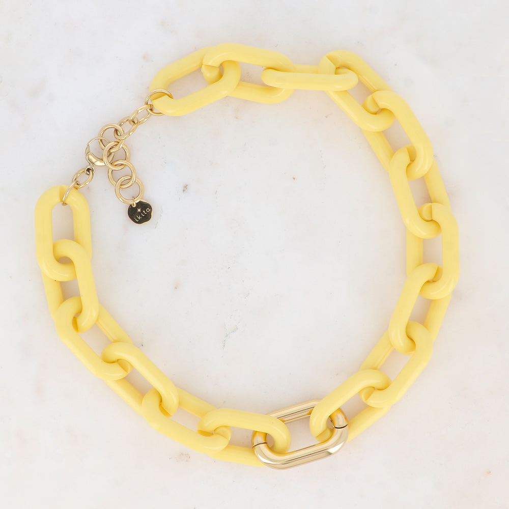 Collier avec mousqueton et résine ovale jaune 46+5 cm