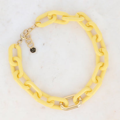 Collier avec mousqueton et résine ovale jaune 46+5 cm