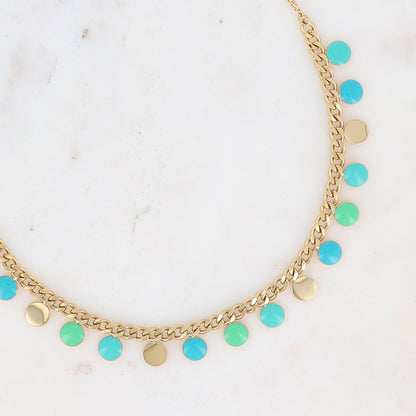 Collier en maille gourmette doré embelli de pampilles rondes émaillées turquoises et vertes  40+5 cm
