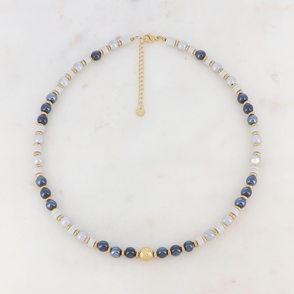 Collier doré embelli de perles en céramique gris et bleu nuit, de perles heishi grises et d'une boule dorée 40+5 cm
