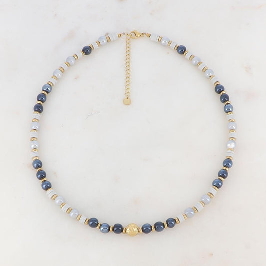 Collier doré embelli de perles en céramique gris et bleu nuit, de perles heishi grises et d'une boule dorée 40+5 cm
