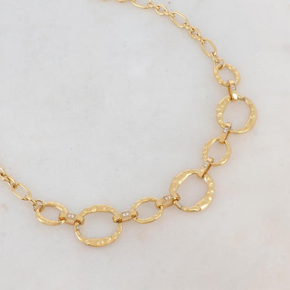 Collier en maille doré embelli de multi-anneaux et de strass blancs 40+5 cm