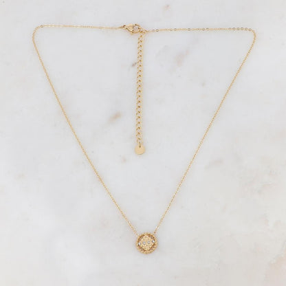 Collier doré avec un pendentif rond ajouré de façon géométrique et orné de 4 strass blancs 38+7 cm