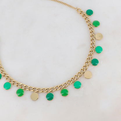 Collier en maille gourmette doré embelli de pampilles rondes émaillées vertes 38+5 cm
