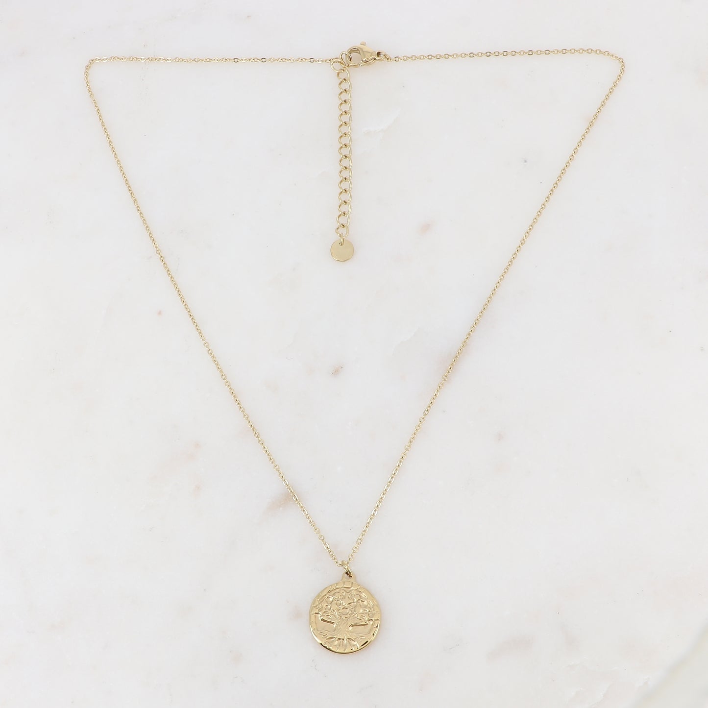 Collier doré composé d'un pendentif rond avec un motif arbre de vie 40+5 cm