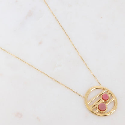 Collier doré avec un pendentif rond ajouré et serti de deux pierres en rhodonite 38+5 cm