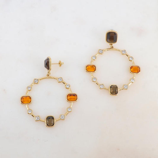B.O à puce pendantes avec anneau, pièces géométriques serties de strass et de pâtes de verres 4,9 x 6,3 cm