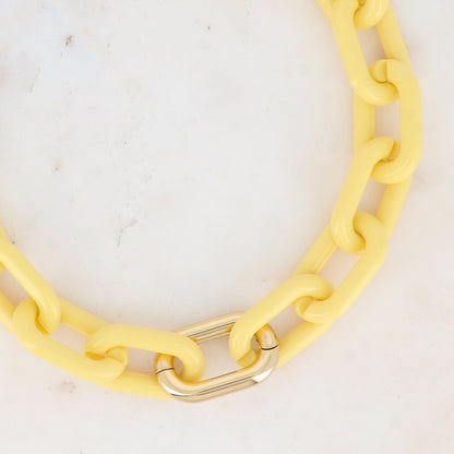 Collier avec mousqueton et résine ovale jaune 46+5 cm