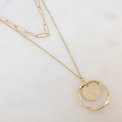 Collier avec maille, pendentif rond martelé et anneau ondulé (38/50+7CM)