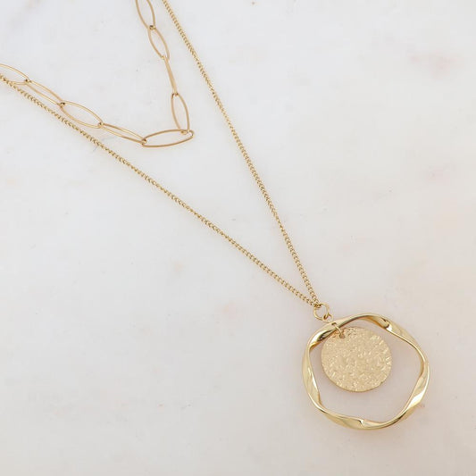 Collier avec maille, pendentif rond martelé et anneau ondulé (38/50+7CM)
