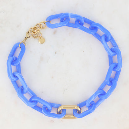 Collier avec mousqueton et résine ovale bleue 46+5 cm