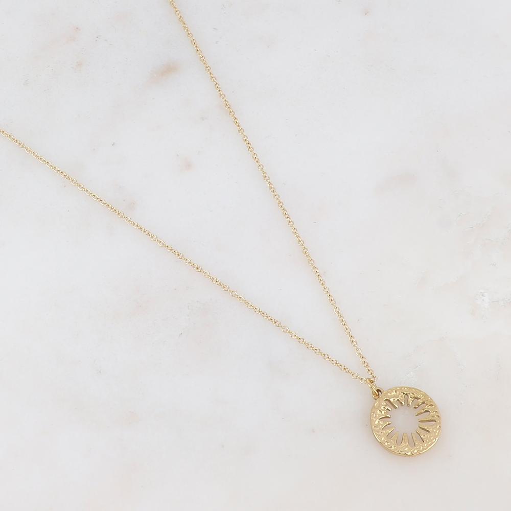 Collier doré composé d'un pendentif rond ajouré de façon fleur 40+5 cm