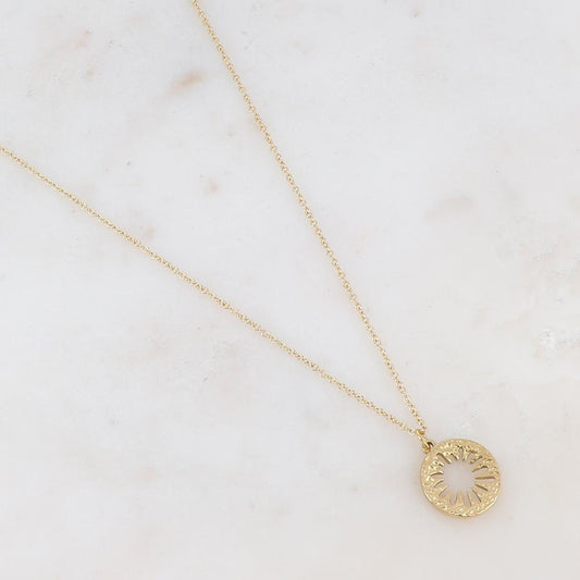 Collier doré composé d'un pendentif rond ajouré de façon fleur 40+5 cm