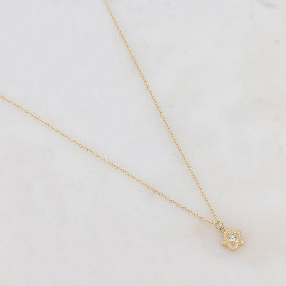 Collier doré avec un pendentif fleur serti d'un strass blanc 41+5 cm