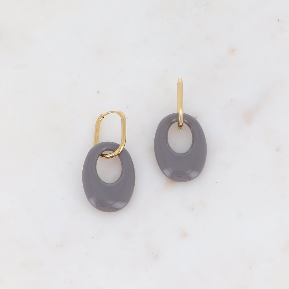 Créoles avec pièce ovale ajourée en résine 2,3 x 4,9 cm.