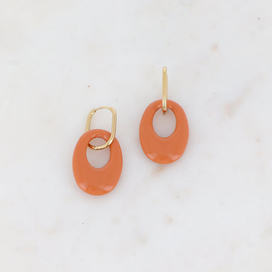 Créoles avec pièce ovale ajourée en résine 2,3 x 4,9 cm.
