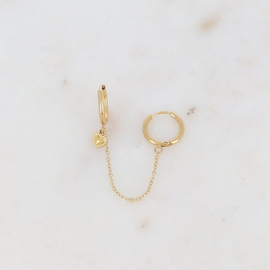 Mono créole avec chaîne, pampille forme cœur Longueur chaîne : 4,5 cm. Diamètre créoles: 1,2 cm