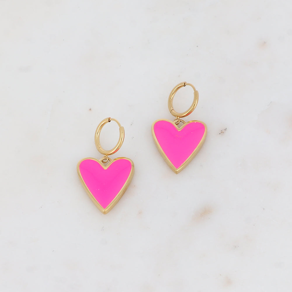 Créoles avec pendentif forme cœur émaillé 1,8 x 3,3 cm.