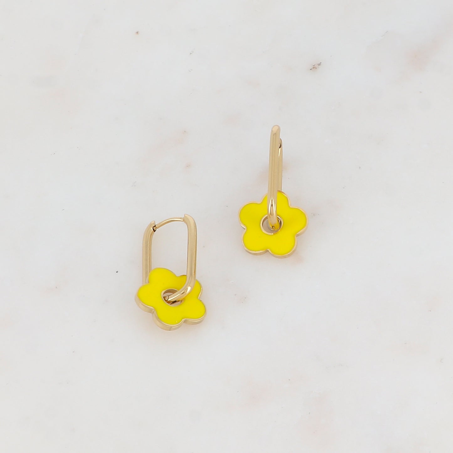 Créoles avec pièce forme fleur émaillée 1,55 x 2,9 cm.