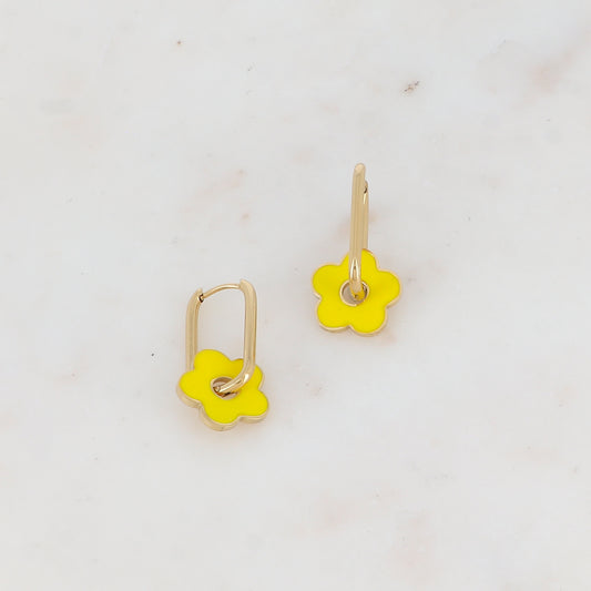 Créoles avec pièce forme fleur émaillée 1,55 x 2,9 cm.