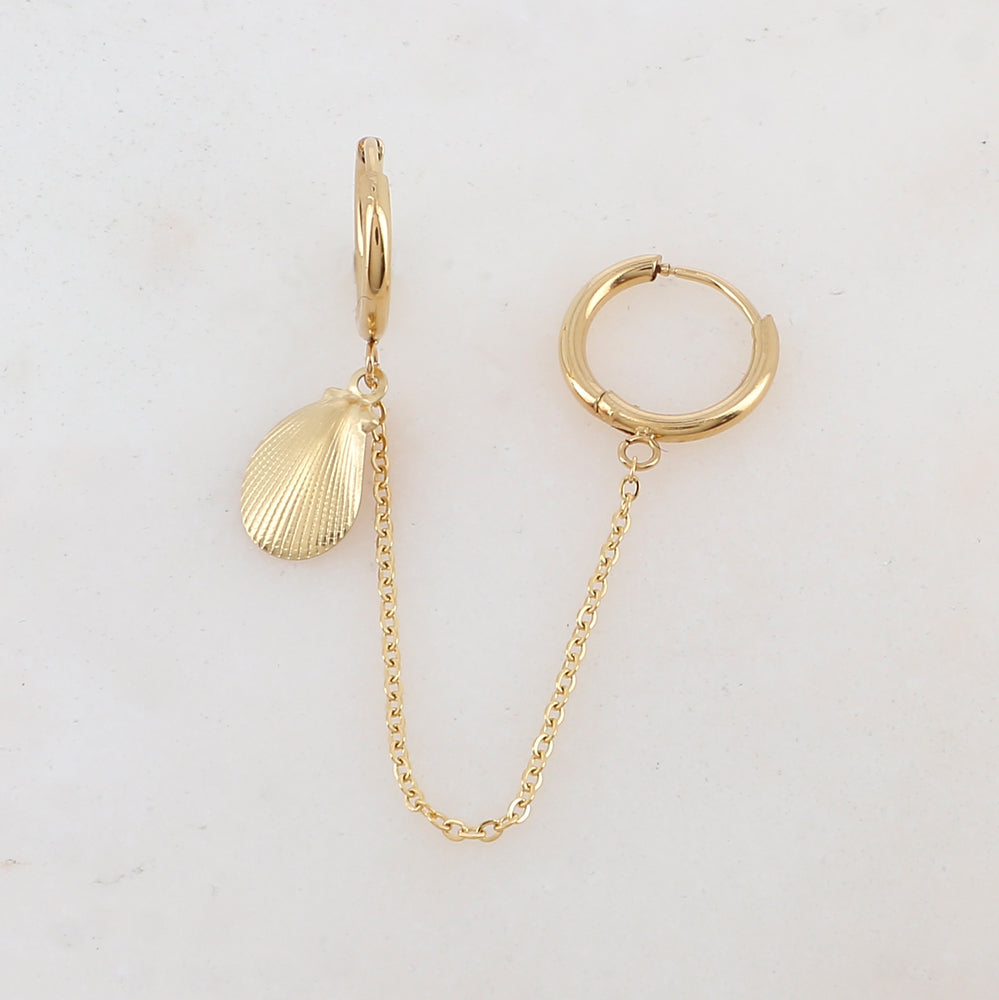Mono créole avec chaîne, pampille coquillage Longueur chaîne : 5 cm. Diamètre créoles: 1,2 cm