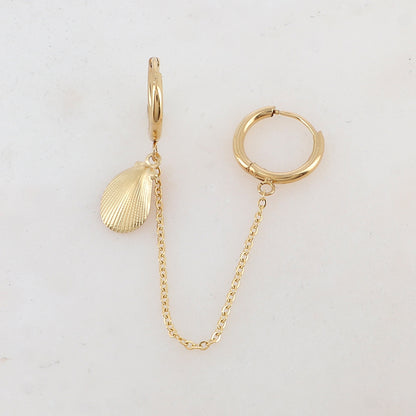 Mono créole avec chaîne, pampille coquillage Longueur chaîne : 5 cm. Diamètre créoles: 1,2 cm