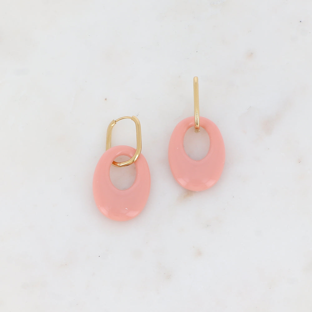 Créoles avec pièce ovale ajourée en résine 2,3 x 4,9 cm.
