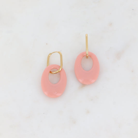 Créoles avec pièce ovale ajourée en résine 2,3 x 4,9 cm.