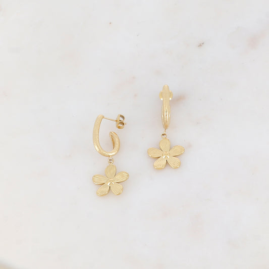Créoles à puce géométriques avec pampille fleur texturée 1,6 x 4,1 cm.