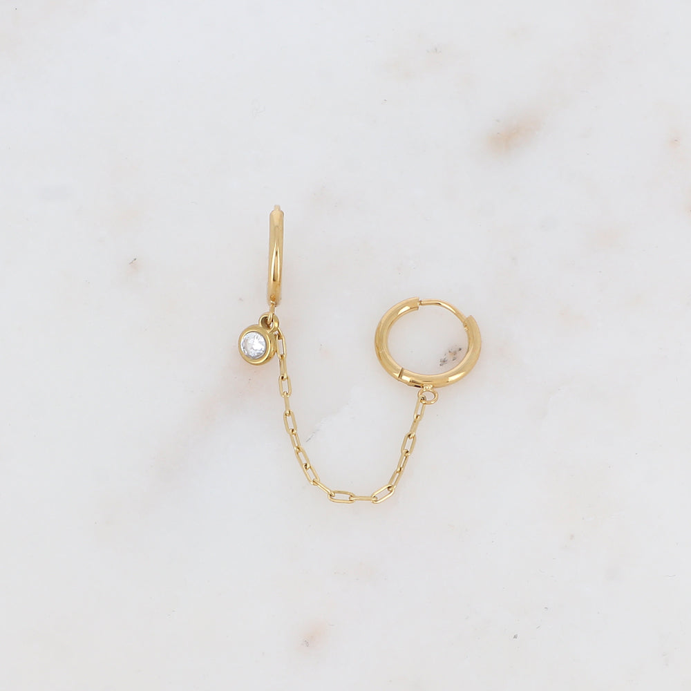 Mono créole avec chaîne, pampille ronde et oxyde de zirconium Longueur chaîne : 4,5 cm. Diamètre créoles: 1,2 cm