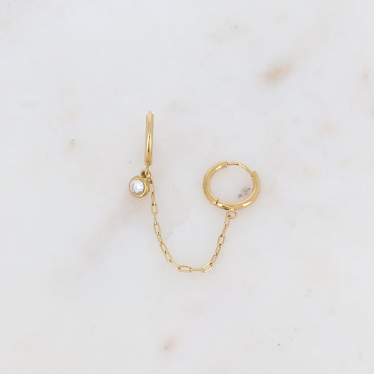 Mono créole avec chaîne, pampille ronde et oxyde de zirconium Longueur chaîne : 4,5 cm. Diamètre créoles: 1,2 cm