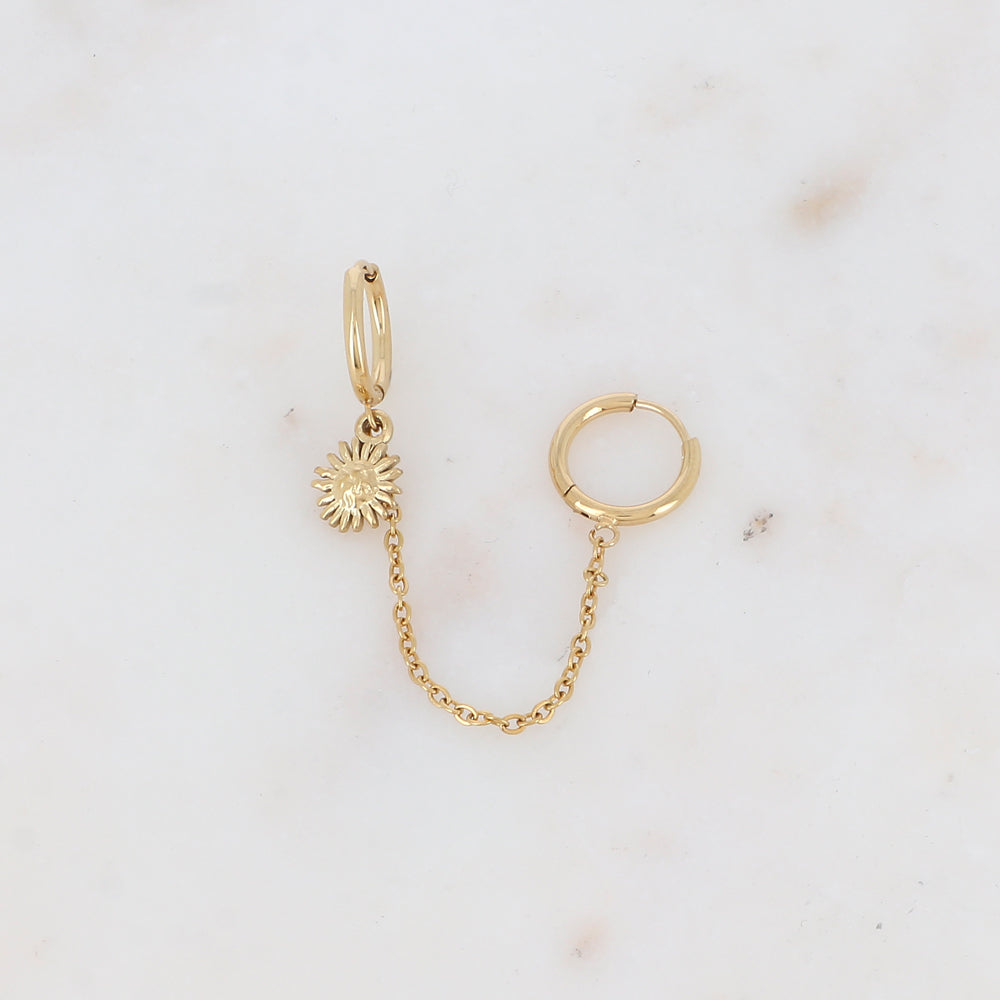 Mono créole avec chaîne, pampille forme soleil Longueur chaîne : 5 cm. Diamètre créoles: 1,2 cm