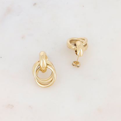 B.O à puce avec 3 anneaux rondes lisses entrelacés 1,8 x 2,9 cm.