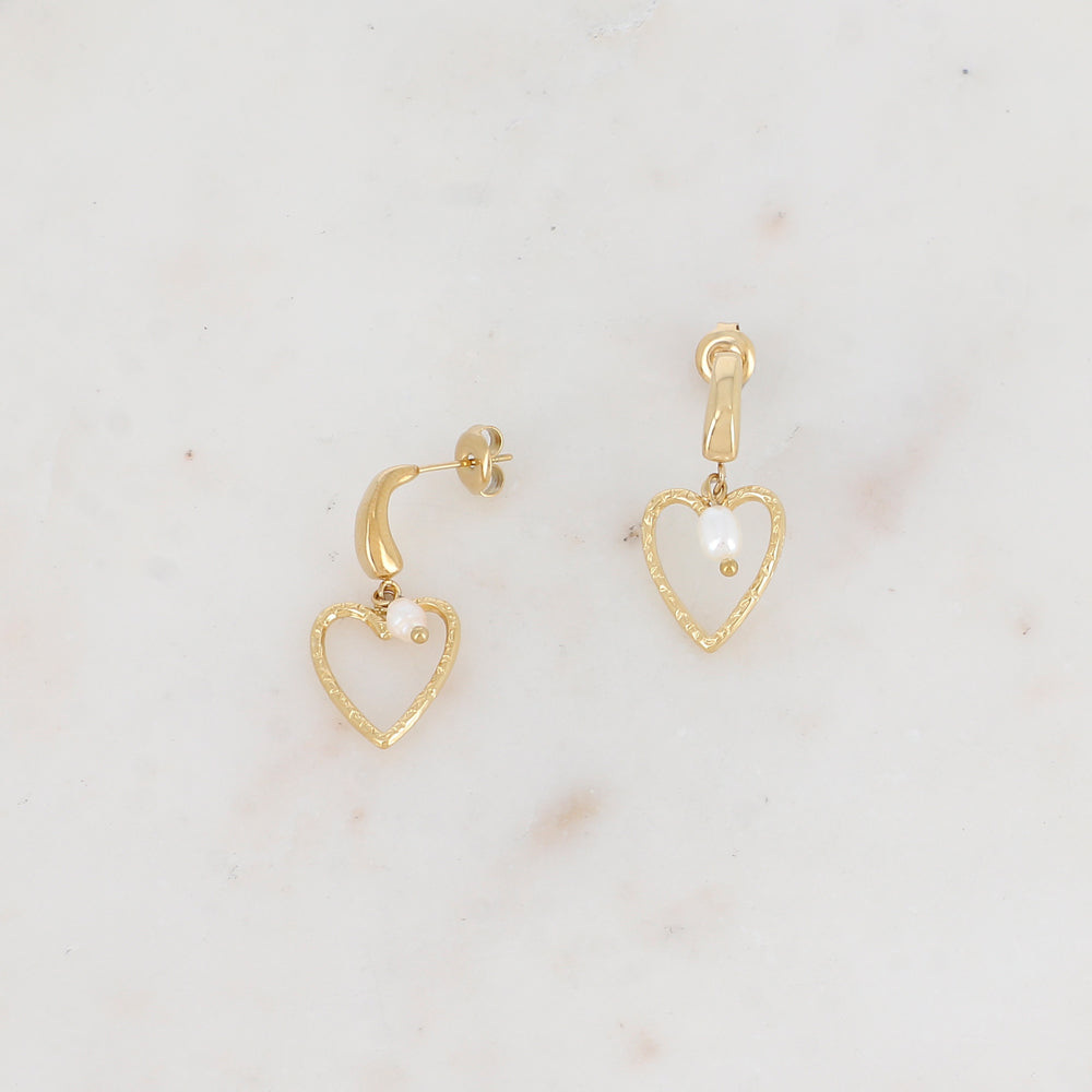 Créoles à puce avec cœur ajouré et perle d'eau douce 1,4 x 3 cm.