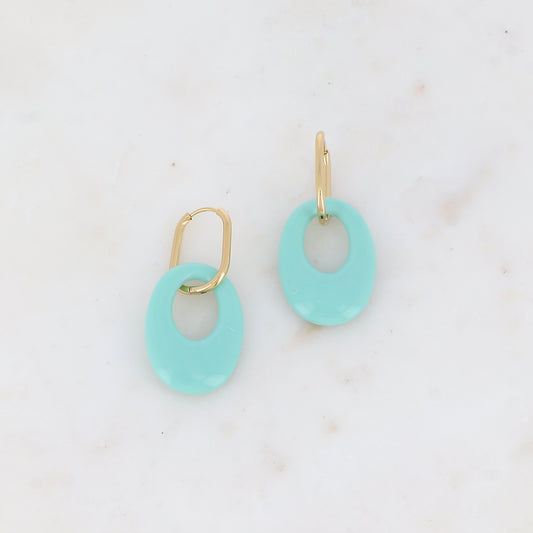 Créoles avec pièce ovale ajourée en résine 2,3 x 4,9 cm.