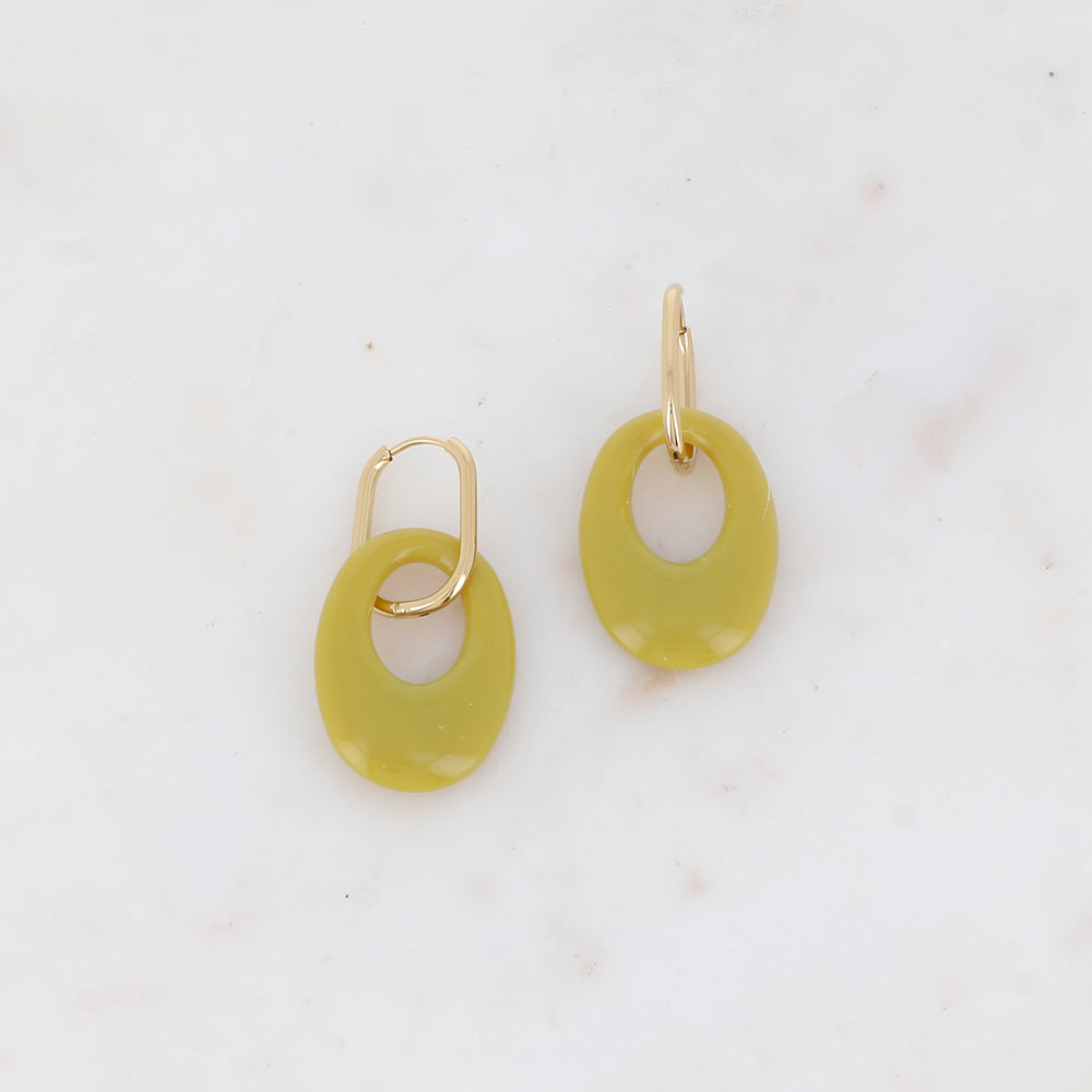 Créoles avec pièce ovale ajourée en résine 2,3 x 4,9 cm.