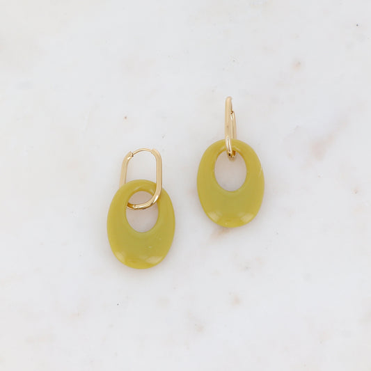 Créoles avec pièce ovale ajourée en résine 2,3 x 4,9 cm.